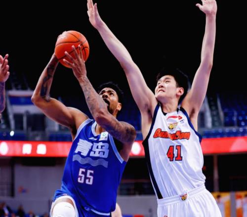 代表作！18歲小將砍22分8板，球迷問杜鋒：他能把誰替換下來呢