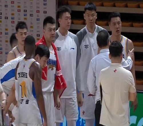 北京男籃力克廣州，翟曉川15+10陳盈駿末節(jié)爆發(fā)徐昕12+6力壓周琦