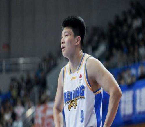 方碩：雷蒙的傷并沒有好利索，今晚復(fù)出也算是帶傷作戰(zhàn)