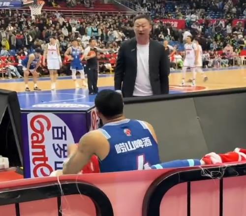 劉維偉殺瘋！場(chǎng)邊爆粗怒噴韋瑟斯龐，發(fā)布會(huì)仍指責(zé)，真被氣到了！