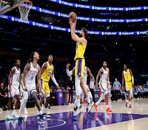 真是一點能力都沒有！湖人還不如裁掉他并且轉正雙向合同內線