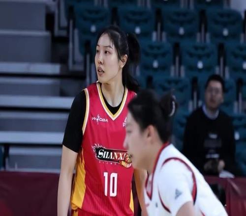 女籃26歲悍將再進總決賽，與王思雨爭冠軍，微笑喊話，宮魯鳴欣慰