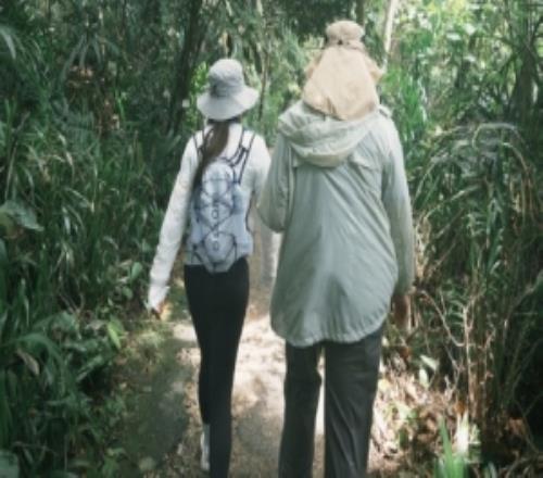 主持人余霜分享生活照片：走兩步