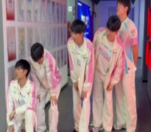 BLG分享賽后拍攝花絮：有人的小手不太干凈