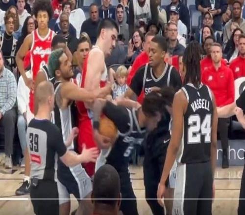 昔日愛徒NBA賽場起沖突，康大主帥竟吃瓜叫好