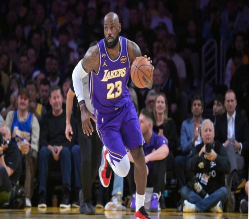 湖人5人上雙血洗勇士，40歲老詹11助攻控場