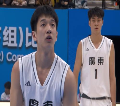 麥考爾狂練三分球！楊溢成為了球童，球迷：離開廣東隊吧