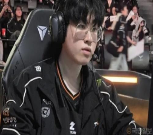 Zeus:第二局本該控小龍或越塔來(lái)拉開(kāi)經(jīng)濟(jì),但這兩點(diǎn)都沒(méi)做到