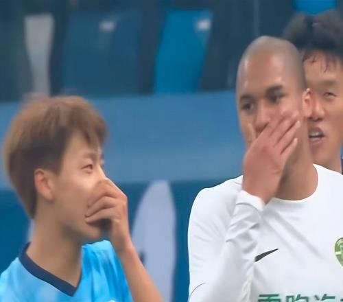 中超球員捂嘴互懟，聯賽進入“文明培訓”時代，李鎮全效應已顯現