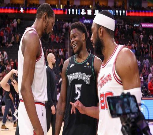 搞笑，杜蘭特與愛德華茲在網(wǎng)上口水戰(zhàn)后，在火箭打森林狼賽后擁抱