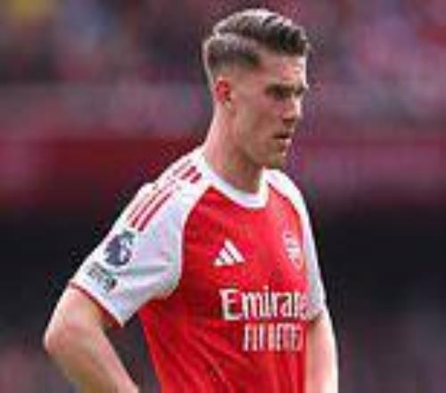 槍手6400萬新援甩鍋自家球場：草皮太干，空門踢飛