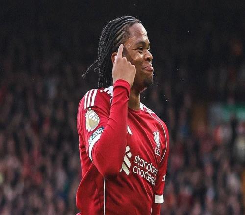 精彩兜射破門,17歲小將恩古莫哈打入他在安菲爾德的首球