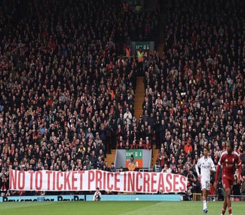 抗議芬威提高票價，利物浦球迷高喊：把你們的定價塞回屁股里