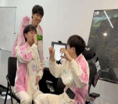 BLG分享訓練室選手互動：野輔行為圖鑒