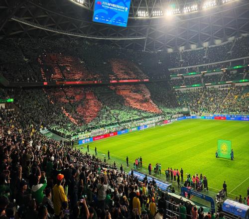 國安對陣成都賽前,工體展示張玉寧、法比奧巨型Tifo