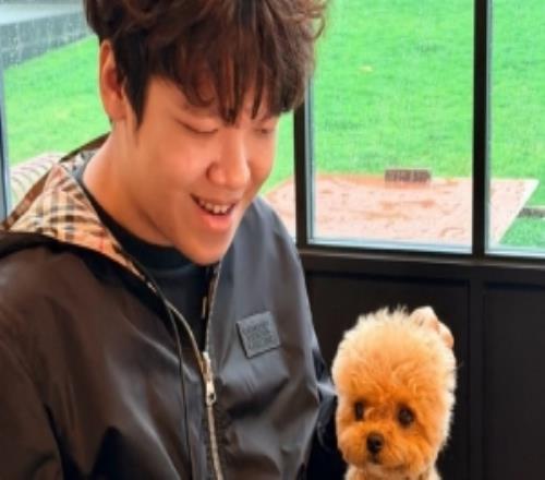 Angel分享生活照片:難得休息一天,可惜下雨安安不能去草坪上玩