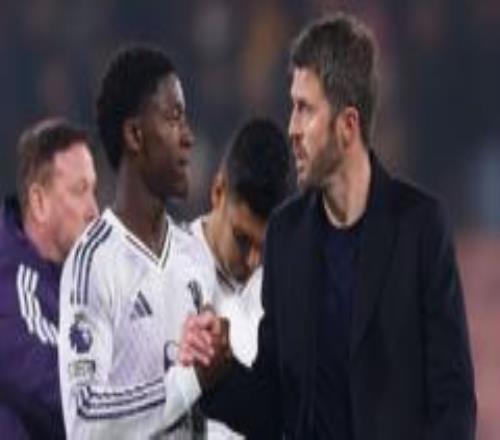 曼聯新帥上任4個月，把"必走之人"談成8年長約