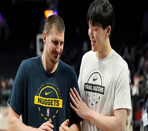 加時逆襲后，約基奇穿越全場去擁抱那個0分鐘的中國小伙