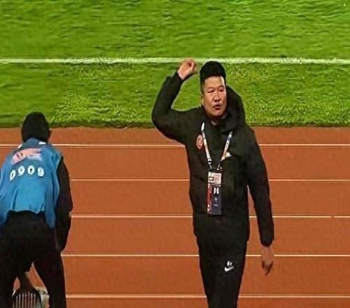 中超賽后罕見一幕：李金羽甩手走人，鄭智暴走咆哮被拉拽！