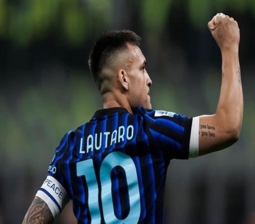 記者：勞塔羅帶傷進入替補席，雖然無法出場但他希望陪伴隊友