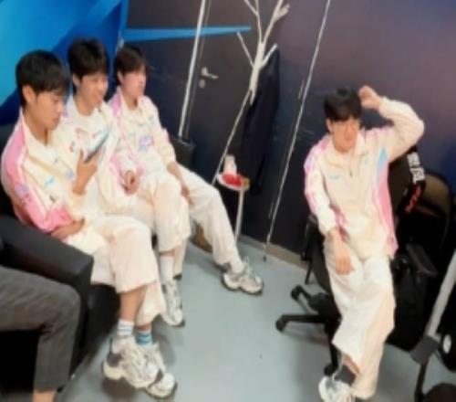 BLG分享選手后臺(tái)花絮：沙發(fā)爭(zhēng)奪戰(zhàn)其實(shí)是k去采訪了