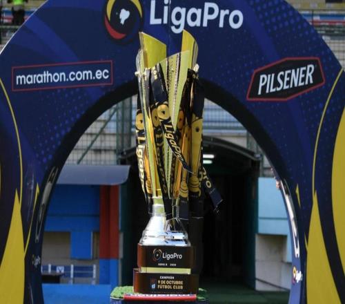 意甲獎杯被自家球員嫌棄，設計翻車引3萬球迷圍觀