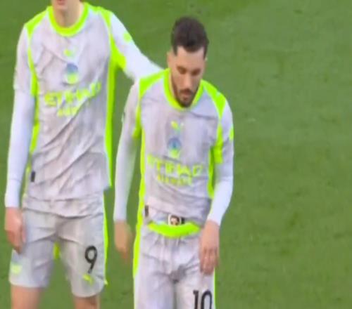 天才總是與眾不同，戰切爾西賽中，謝爾基在場邊玩扔瓶子游戲