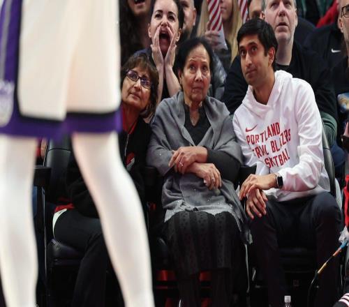 開拓者主場驚現89歲新球迷，看完球直接攤牌：這比我knitting刺激多了