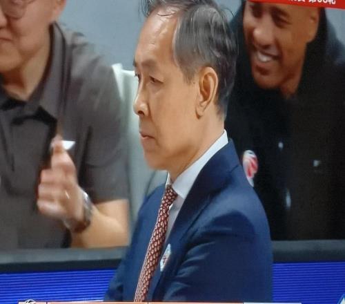 死腦筋！被一人投進9記三分，許帥卻束手無策，解說：變下防守呀