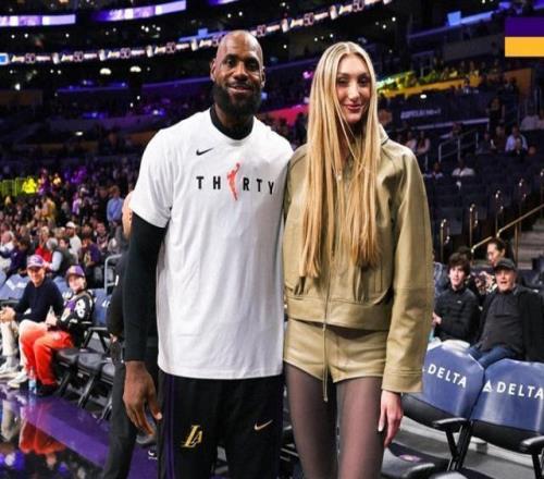 庫里教妹觀戰湖人大勝太陽！與詹姆斯合影一雙大長腿太絕了