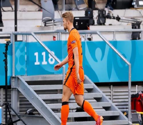 世界杯夢碎、賽季報銷曼聯兩任教練，都沒能治好德里赫特的背傷