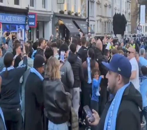 曼城球迷在倫敦街頭瘋狂慶祝，高唱“阿森納，你們在看嗎”