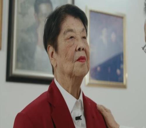 李少芬正式進入中國籃球名人堂，丈夫鐘南山為她穿上“名人禮服”