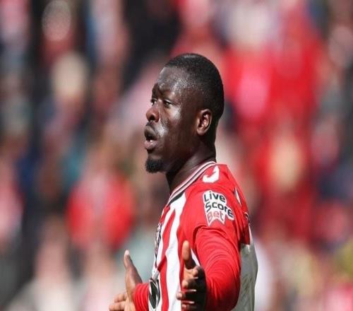 布羅貝伊疑似肘擊逃紅牌,熱刺球迷:如果是羅梅羅就被罰下了