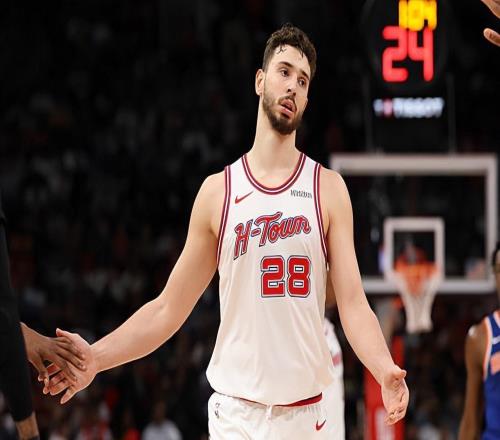 進攻效率不錯，場上局面不錯，但火箭球迷卻苛責他的防守貢獻度