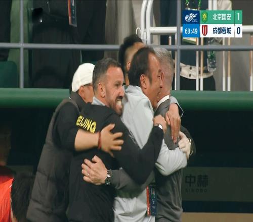 補(bǔ)時(shí)絕殺！成都蓉城21逆轉(zhuǎn)國(guó)安，裁判爭(zhēng)議不斷：韋世豪逃紅成MVP