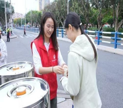 銅梁龍?bào)w育場首場中超聯(lián)賽暖心寵粉讓球迷似“回家”