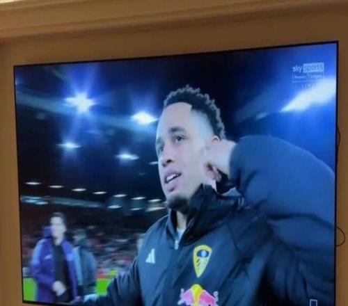 偷著樂呢哈蘭德曬出自己觀看利茲聯戰勝曼聯直播的照片