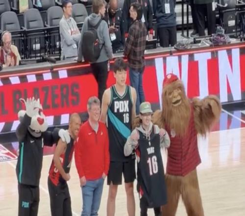 半世紀熱愛，楊瀚森送球衣給一位從1971年起支持球隊的老球迷