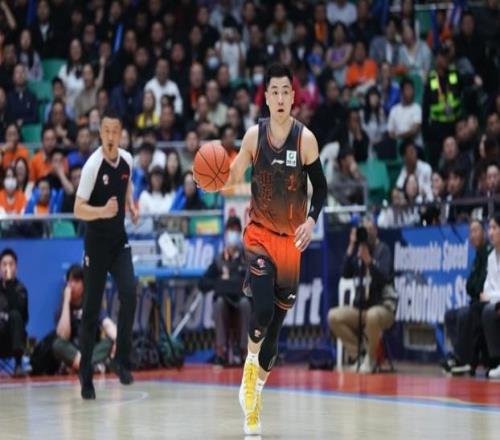山東男籃三連敗絕非偶然，邱彪心涼了只是表象，兩球員被明顯孤立