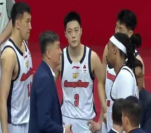 廣東賽前突發(fā)兩動(dòng)態(tài)！杜鋒因腸胃不適缺席，胡明軒終于傷停休息！