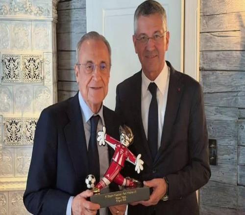 傳統(tǒng)環(huán)節(jié)，海納賽前與弗洛倫蒂諾會(huì)面并贈(zèng)送紀(jì)念禮物