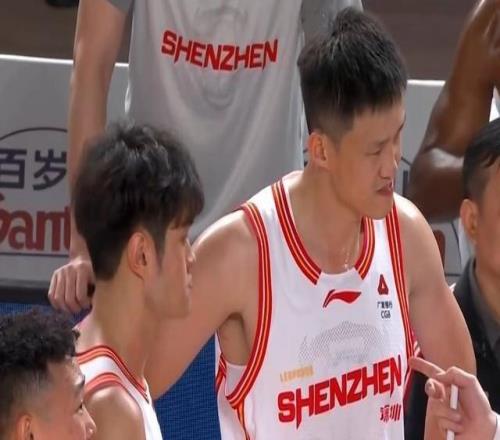 隊(duì)史最佳14連勝！深圳主帥：史密斯三雙和周鵬兩個(gè)三分起關(guān)鍵作用