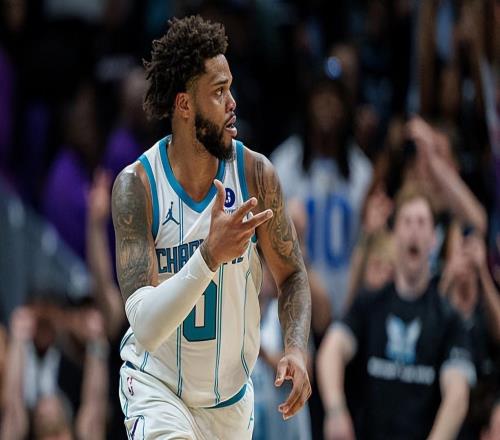 關鍵時刻在攻防兩端都有強勢表現！鋒線大將對于黃蜂真的太重要了