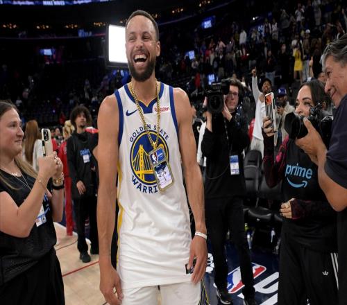 庫追老兄弟統(tǒng)治攻防深情擁抱,小卡無奈表態(tài),巴特勒的表情亮了