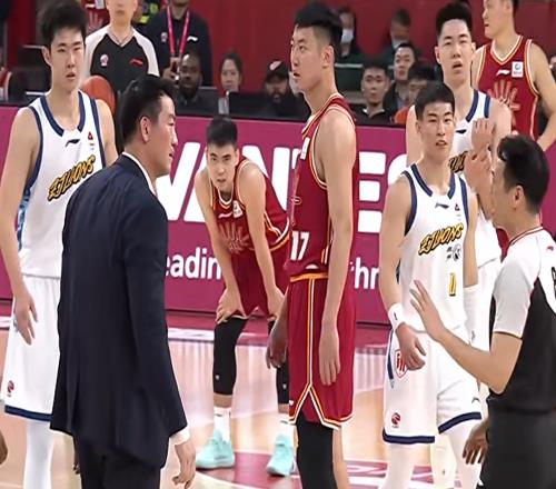 王博很生氣！沖進場內質疑吹罰，被直接驅逐出場