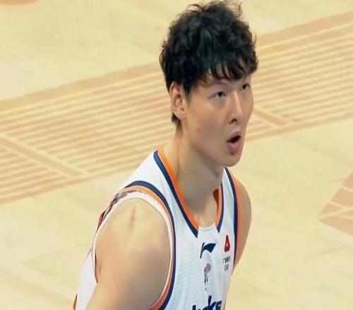 盧偉：對北京籃板贏了很多廣州反而輸很多命中率不是我們真實(shí)水準(zhǔn)