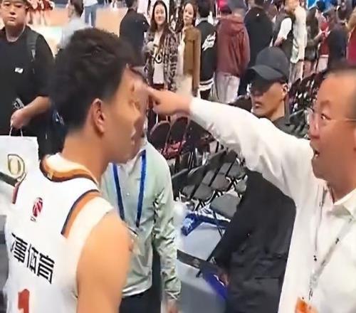 北京首鋼工作人員：阻攔李添榮的并非俱樂部人員僅負責(zé)維持秩序