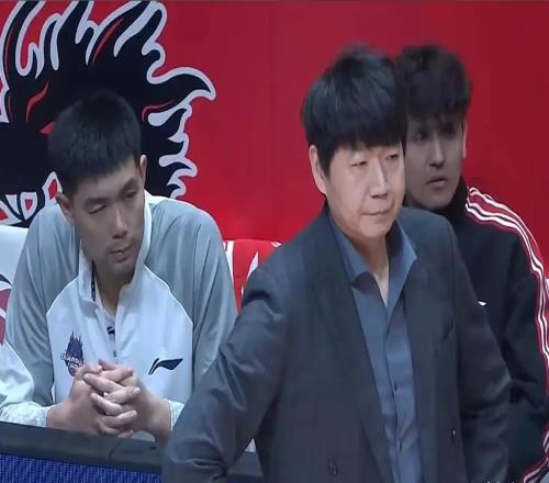 連戰(zhàn)連敗，謎之用人！山東球迷也心涼了，喊話邱彪：好聚好散吧