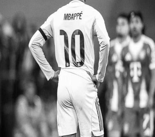 歐冠飲恨！姆巴佩發(fā)黑白照打氣：失敗在皇馬絕不是選項(xiàng)